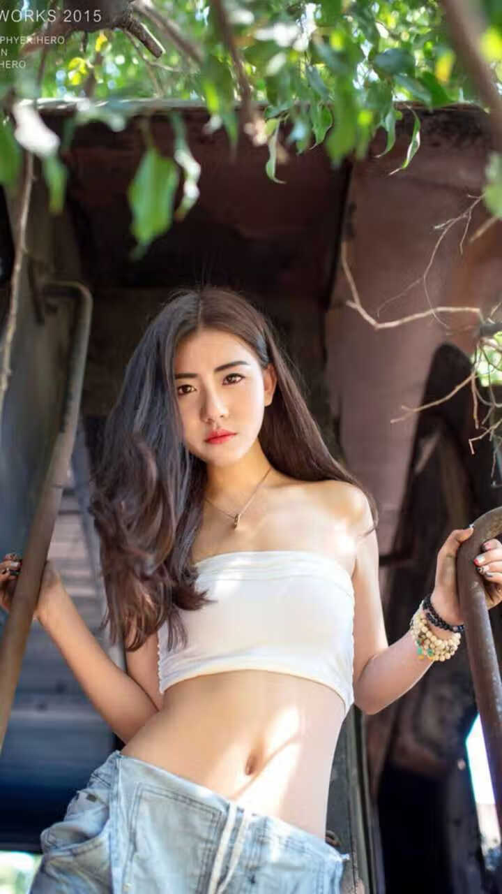 战术体系日益丰富球队逐步形成多元打法适应不同对手风格，球员布置战术